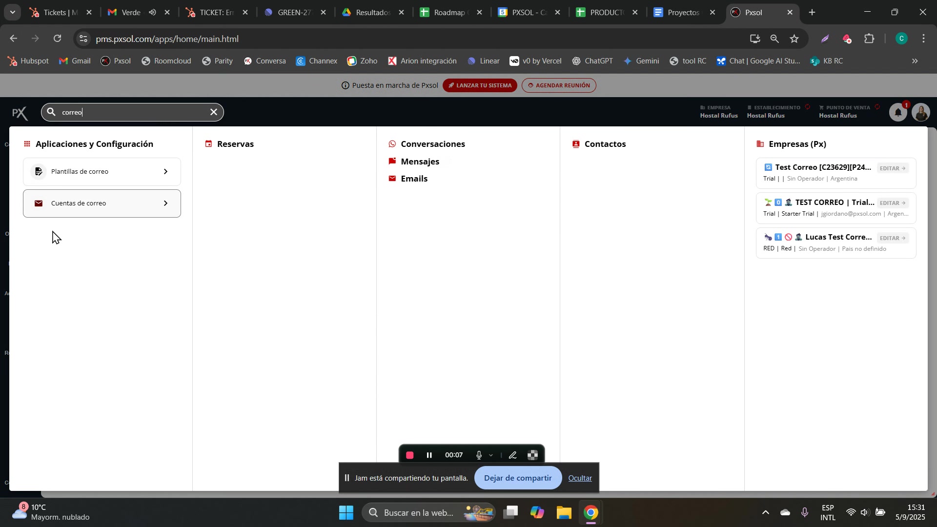 Opción 'Cuentas de correo' resaltada en la lista de resultados de búsqueda.