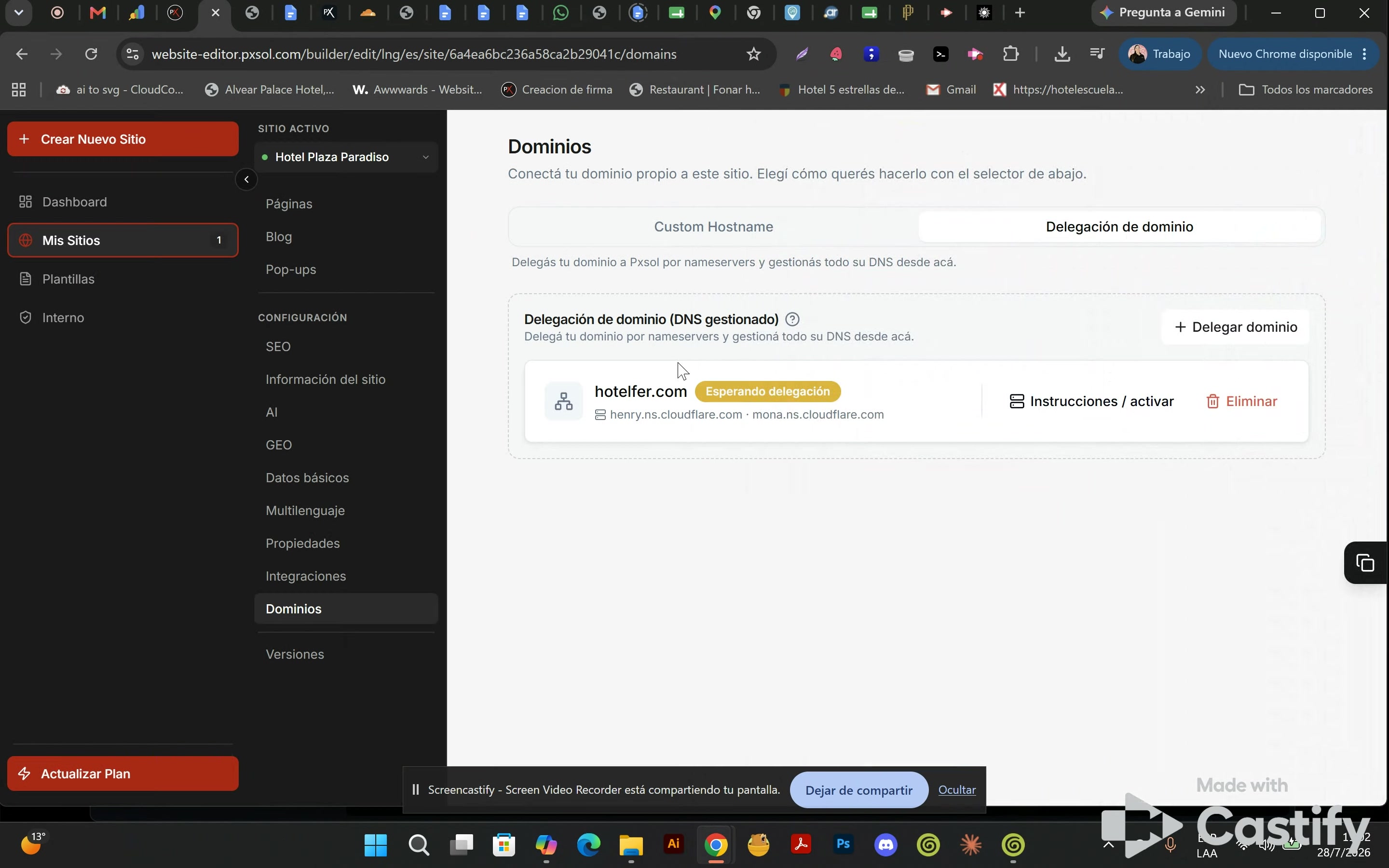 El dominio hotelfler.com en la lista con una etiqueta amarilla 'Esperando delegación'.